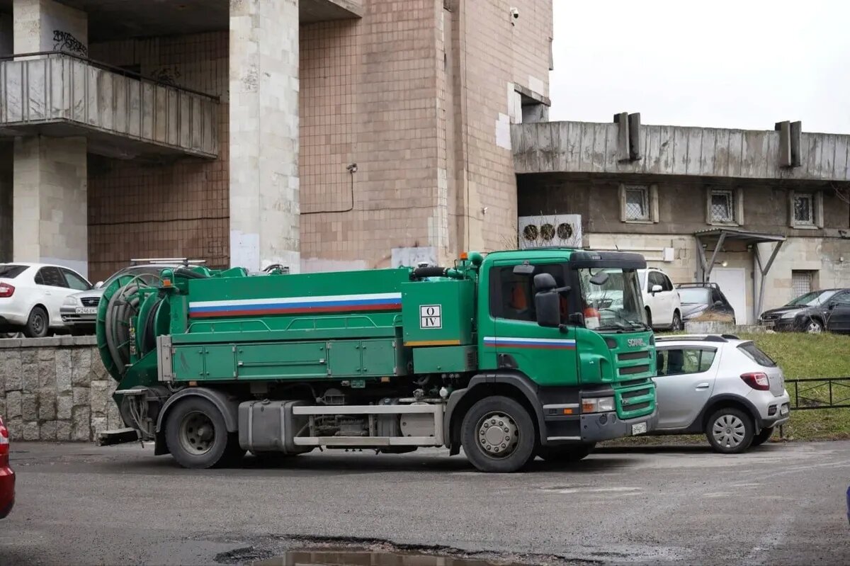 У здания ВНИИБ вновь заметили машины аварийной службы и рабочих | MR7.ru -  Мой район | Дзен