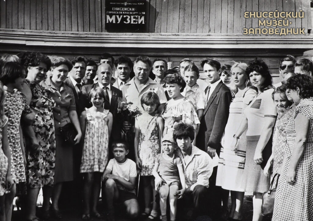 Г. М. Гречко с горожанами около Енисейского краеведческого музея. Июль 1984 год.