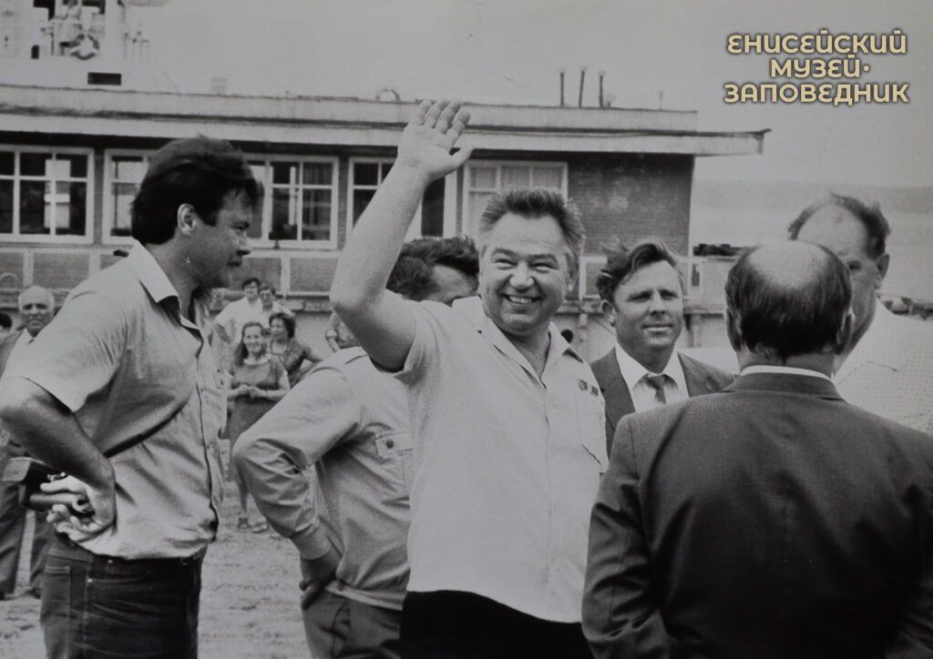 Г. М. Гречко около дебаркадера в Енисейске. Июль 1984 год.