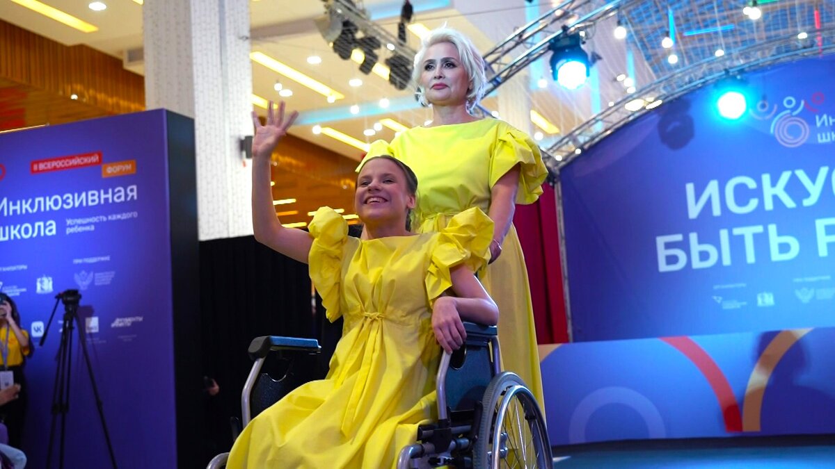    В Сургуте прошёл показ инклюзивной коллекции одежды