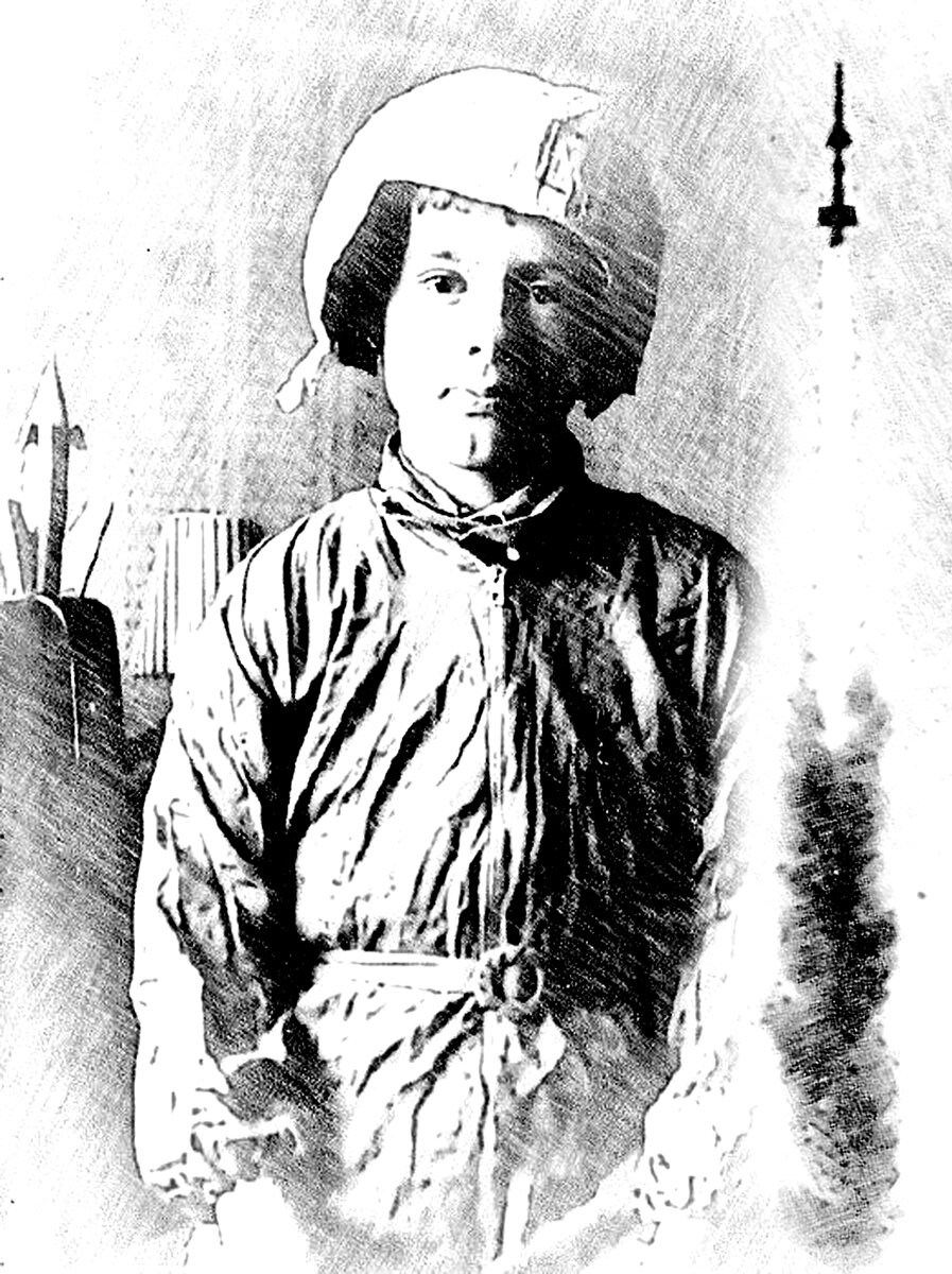 Между двумя моделями - лет семь жизни школьника. Справа - модель ЗУРСа. Фотокомпоз автора.