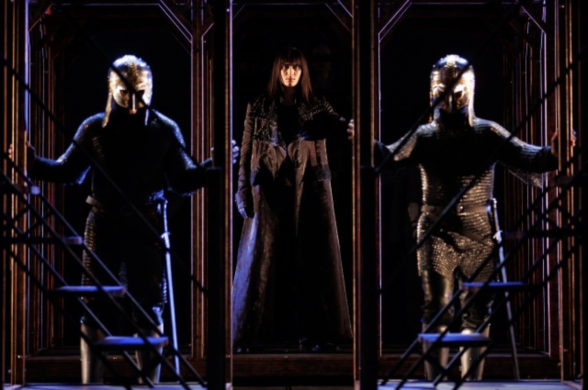    В роли Гамлета артист Павел Лазарев.