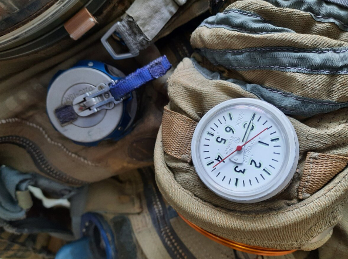 Монометр давления на рукаве скафандра