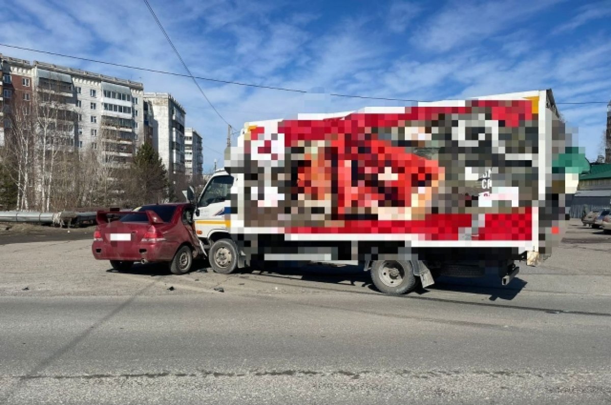    В Томске 8-летний мальчик пострадал при столкновении легковушки и грузовика