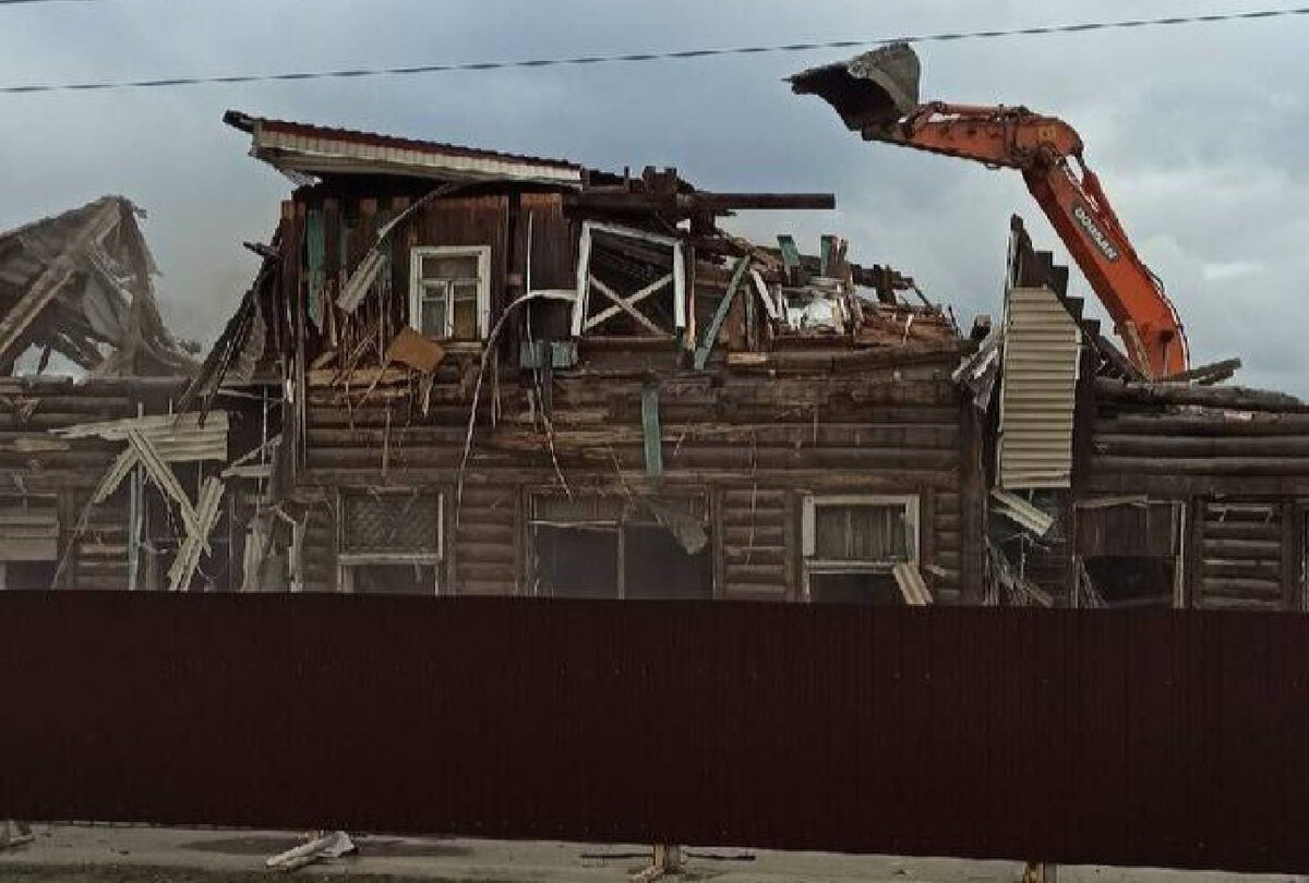 Процесс сноса здания вокзала