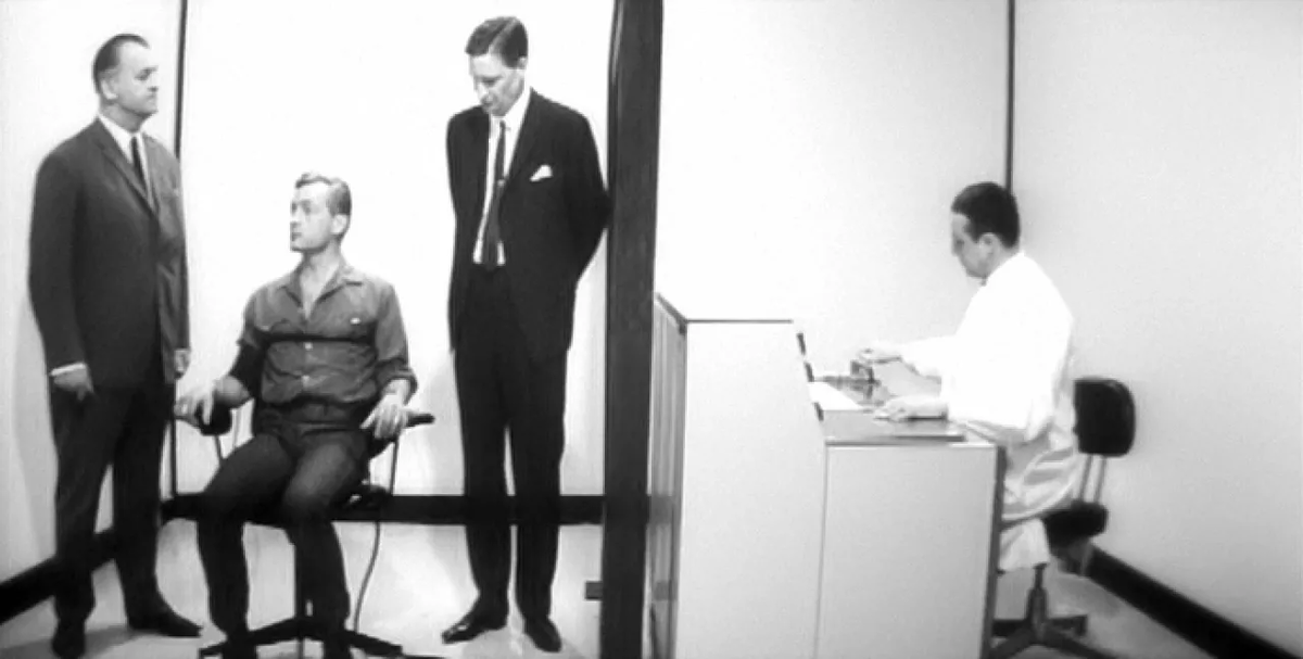 Кадр из фильма "Ошибка резидента" Допрос на полиграфе.