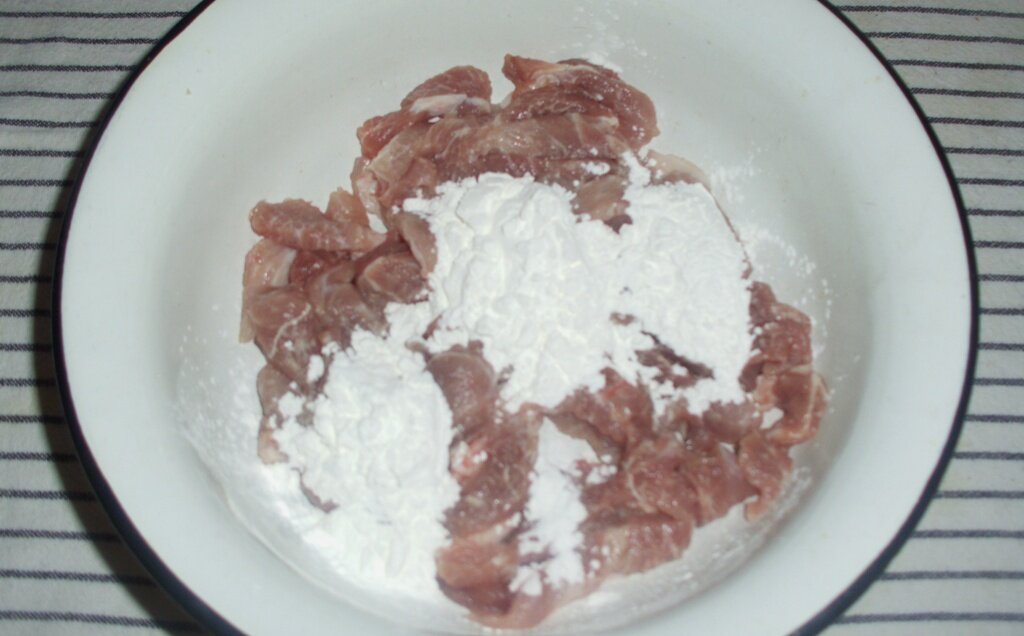 Полоски свинины с кукурузным крахмалом в белой металлической миске. Личное фото автора канала Житейская проза