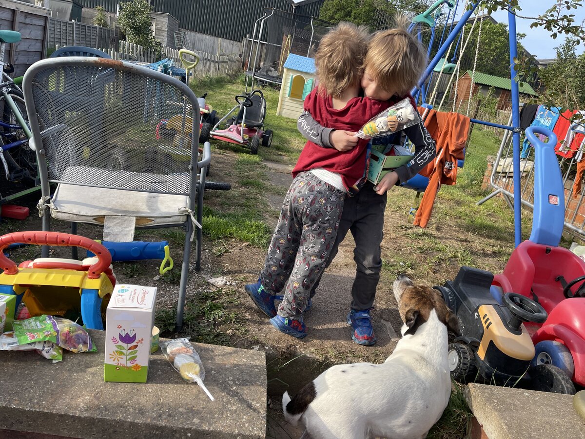 Примерно вот так обнимались, но фотка с другого дня