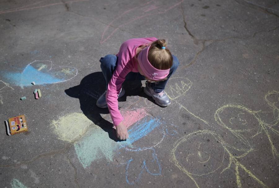 Дети, прибывшие из Белгородской области, на территории оздоровительного лагеря Фото: Виталий Тимкив / «РИА Новости»