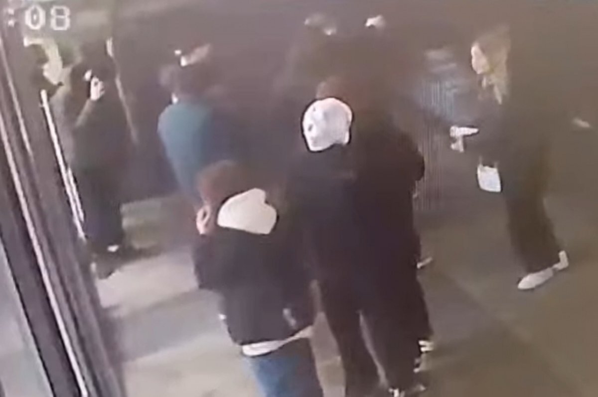    Попал девочке в лицо.