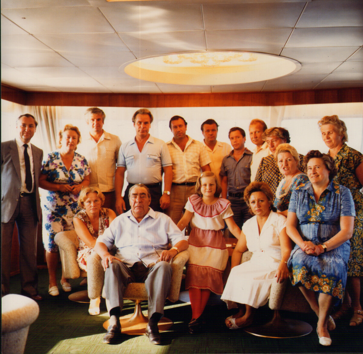 Л.И.Брежнев с внучкой, охраной и обслуживающим персоналом. А.В.Садофьев стоит 4-м справа. Крайний слева - закройщик Брежнева. Предположительно 1982 год, Крым.