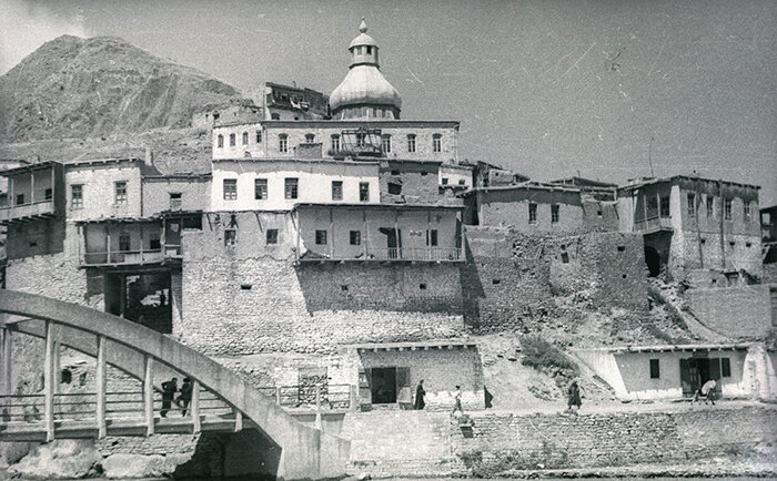 Вид на мечеть и мост Джорса и Дебернарди