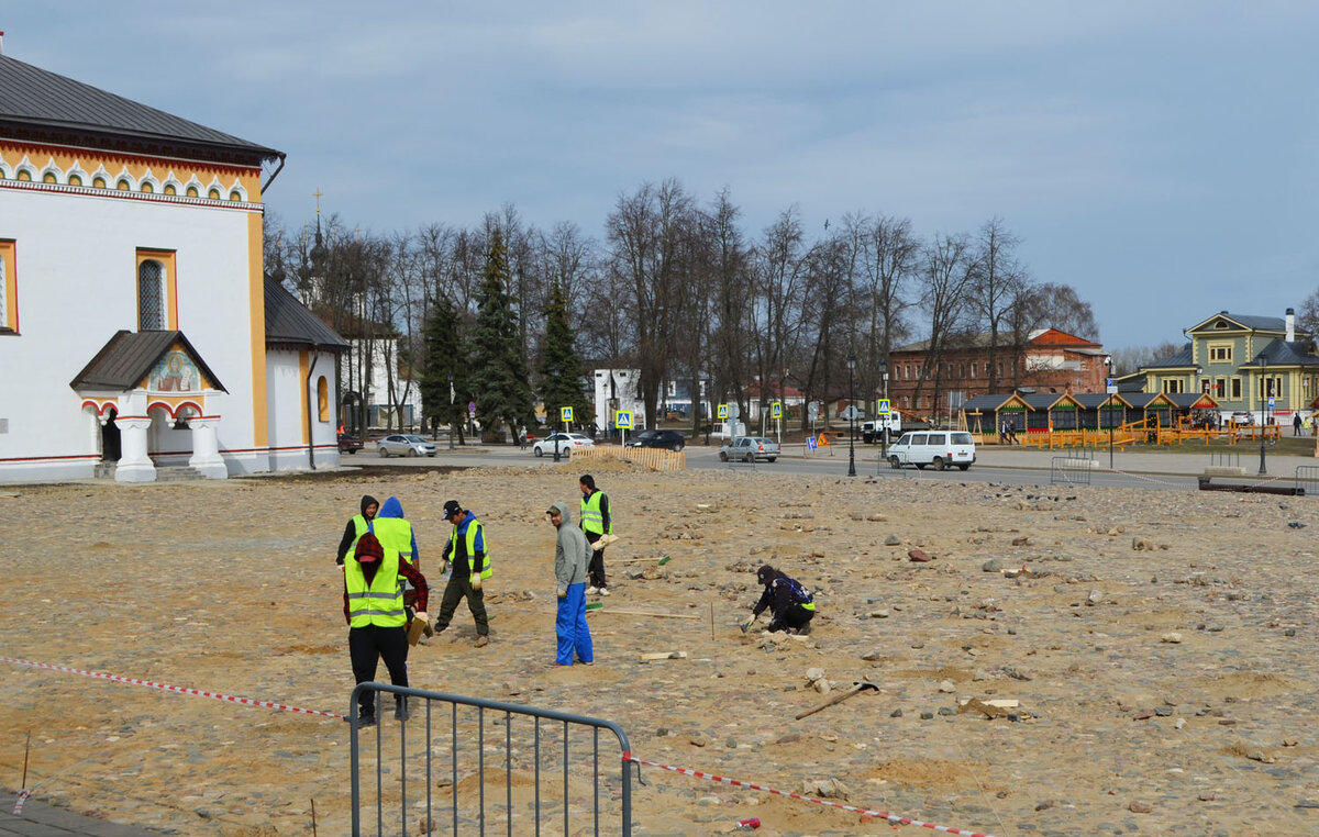 Осенью укладывали -весной перекладывают. Такая работа.