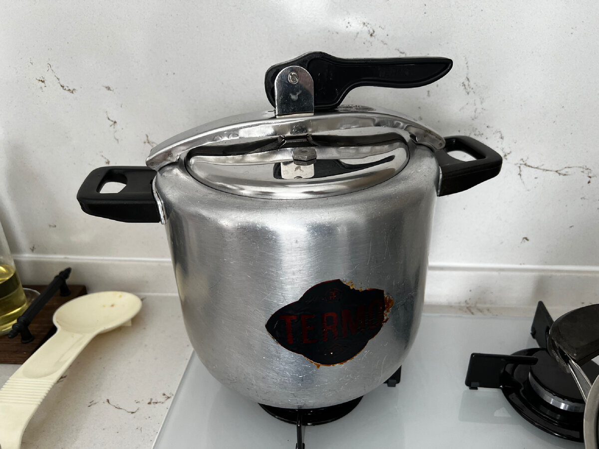 Кастрюля , в которой готовлю нут с мясом, скороварка