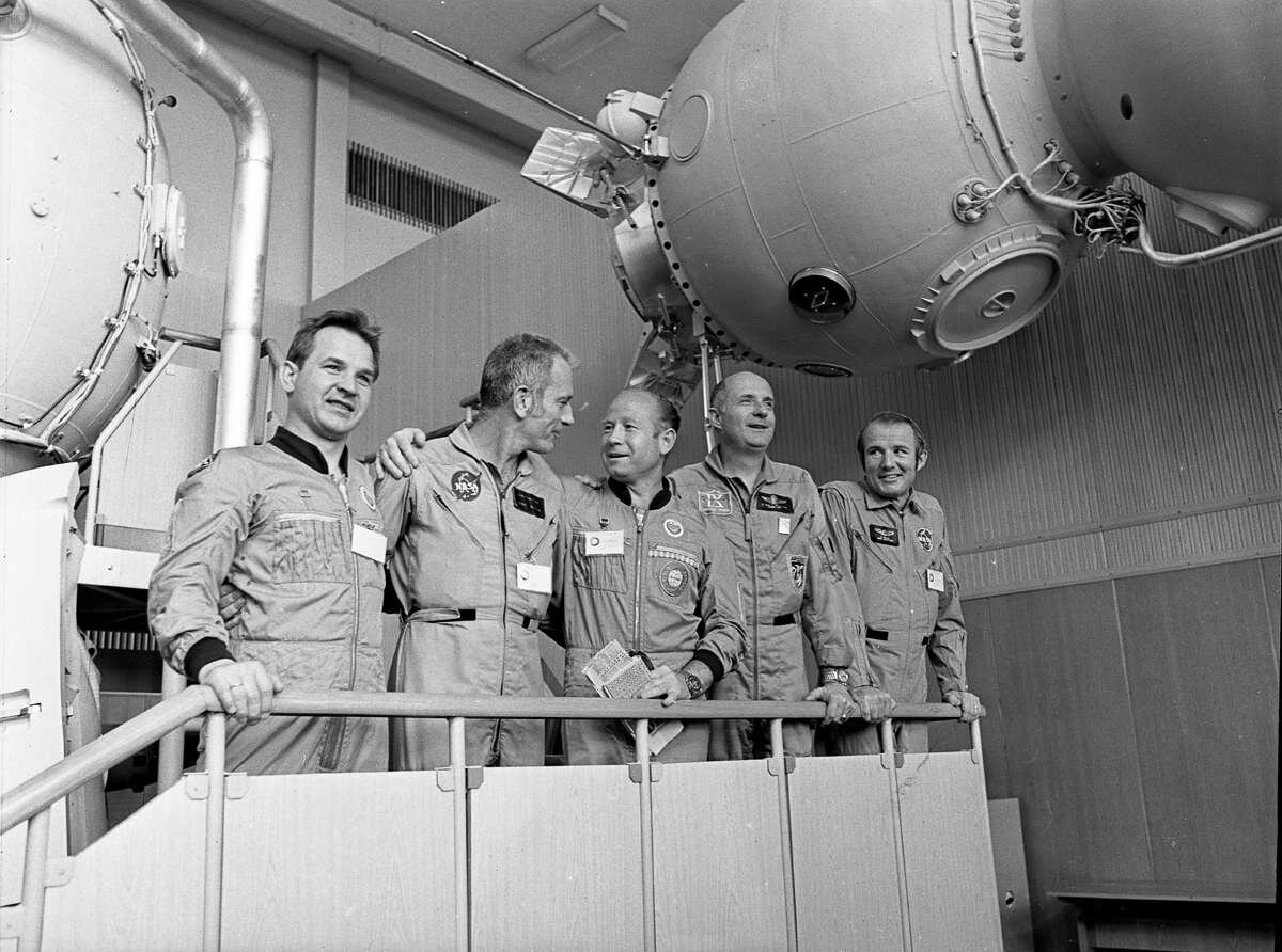 Участники совместного полета кораблей «Союз-19» и «Аполлон-18»: Валерий Кубасов, Дональд Слейтон, Алексей Леонов, Томас Стаффорд, Вэнс Бранд