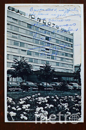    Юрий Гагарин оставил автограф на открытке с изображением гостиницы, где работал мастер.из личного архива Валентина Савельева