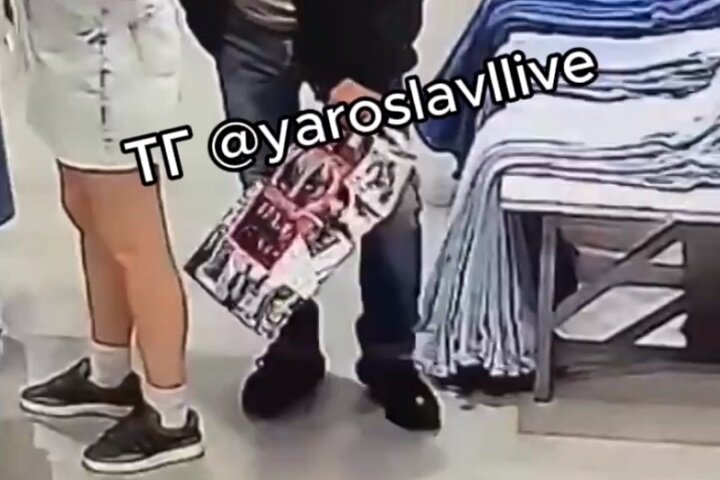 Продавцы подозревают, что в ТЦ завелся "юбкофил". ФОТО: группа "Ярославль LIVE" ВКонтакте