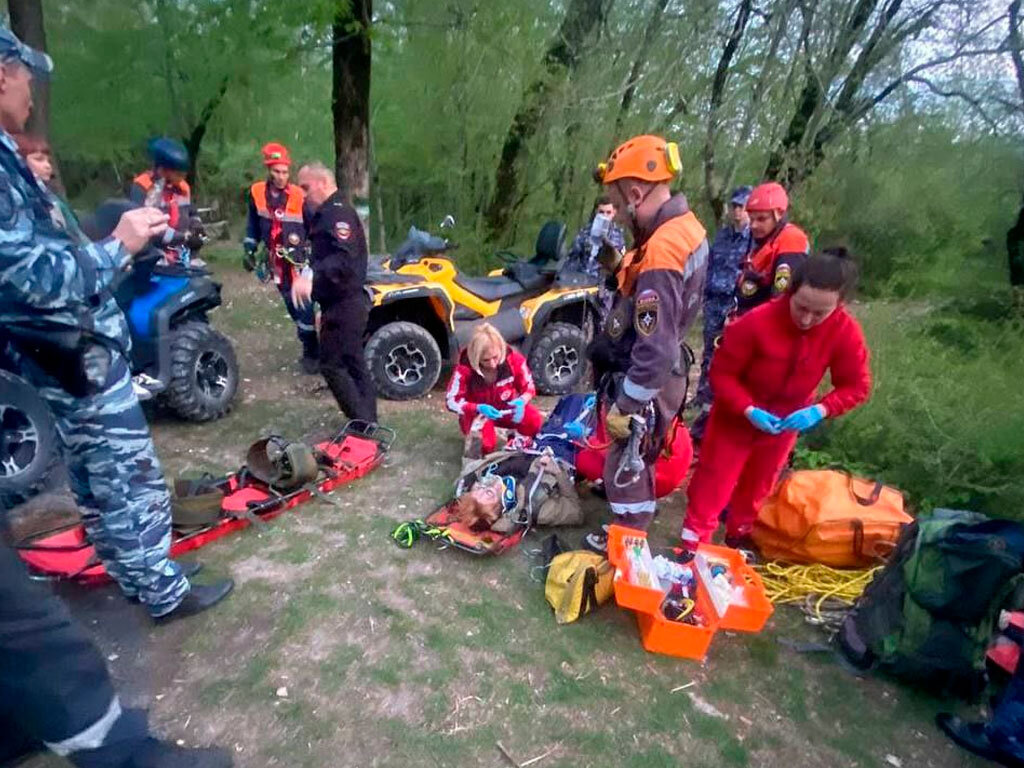 В Сочи два молодых человека, получивших серьёзные травмы, эвакуированы ...
