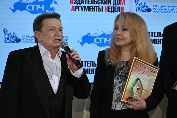   Композитор Аркадий Хоралов поздравил лауреата премии Ольгу Кормухину.