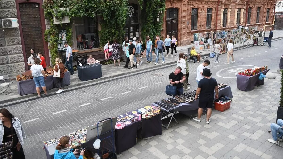     Администрация Краснодара разместила на своей странице в Интернете поручение главы города Евгения Наумова, оно касается организации культурных массовых мероприятий на отрезке улицы Чапаева, которые местные называют «Арбатом».