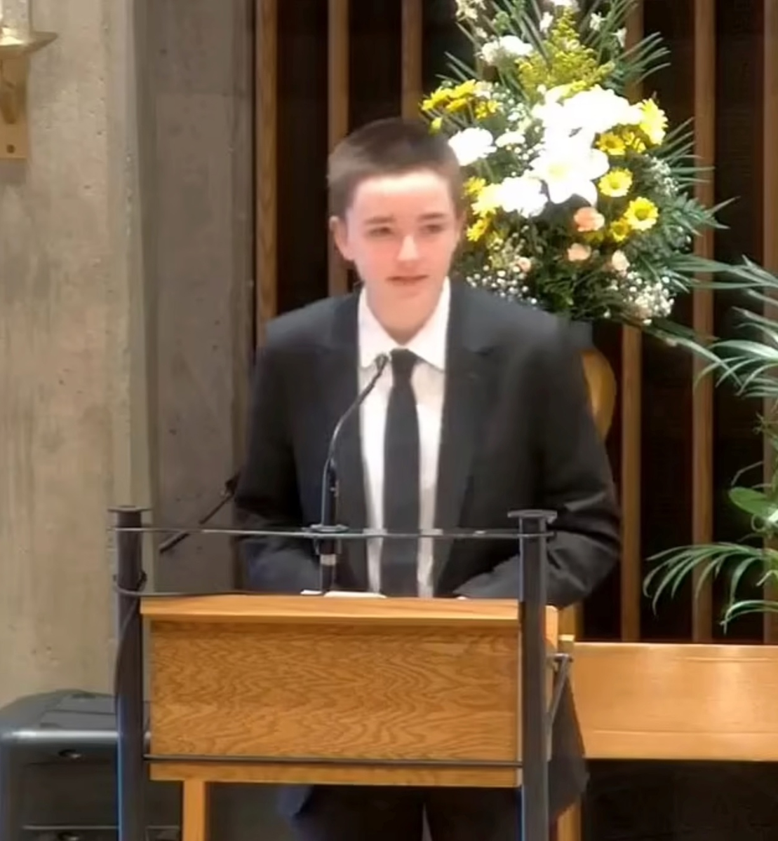 Серафина на похоронах дедушки