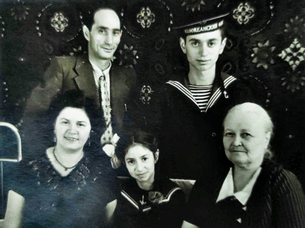 От автора: "Мои будущие дед, отец, бабушка, тётя и прабабушка Туня. 1958 год..."