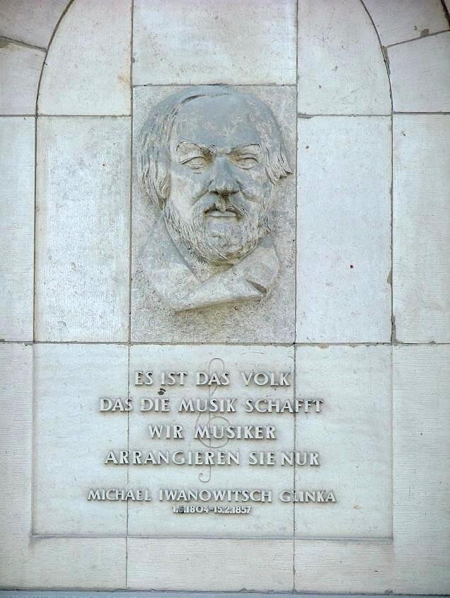 Барельеф, посвящённый Глинке, на Глинкаштрассе в Берлине