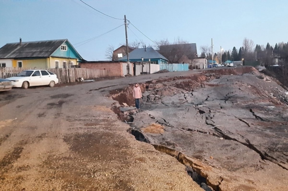 В Челябинской области в нескольких метрах от жилых домов сошел оползень |  АиФ-Челябинск | Дзен