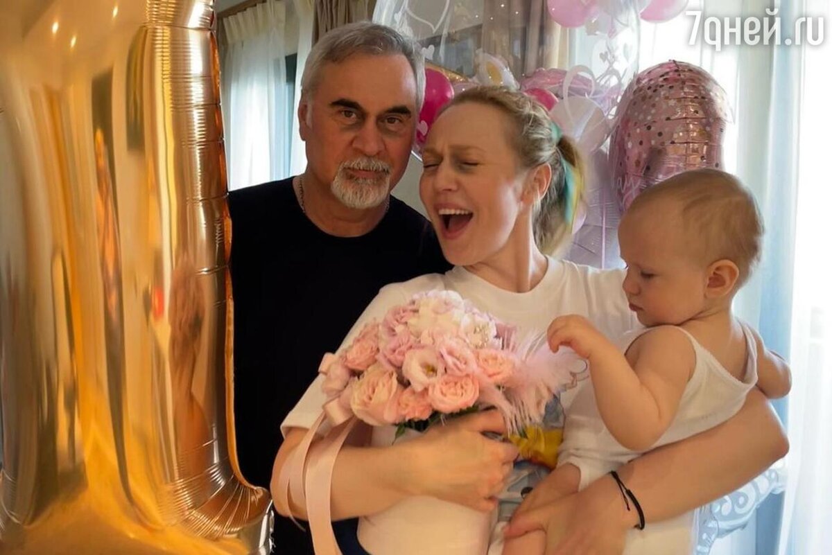    Альбина Джанабаева с мужем и дочкой Социальные сети