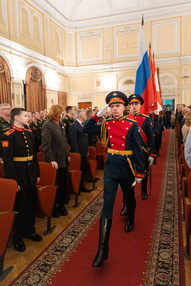 В зале - ветераны и военнослужащие гарнизона