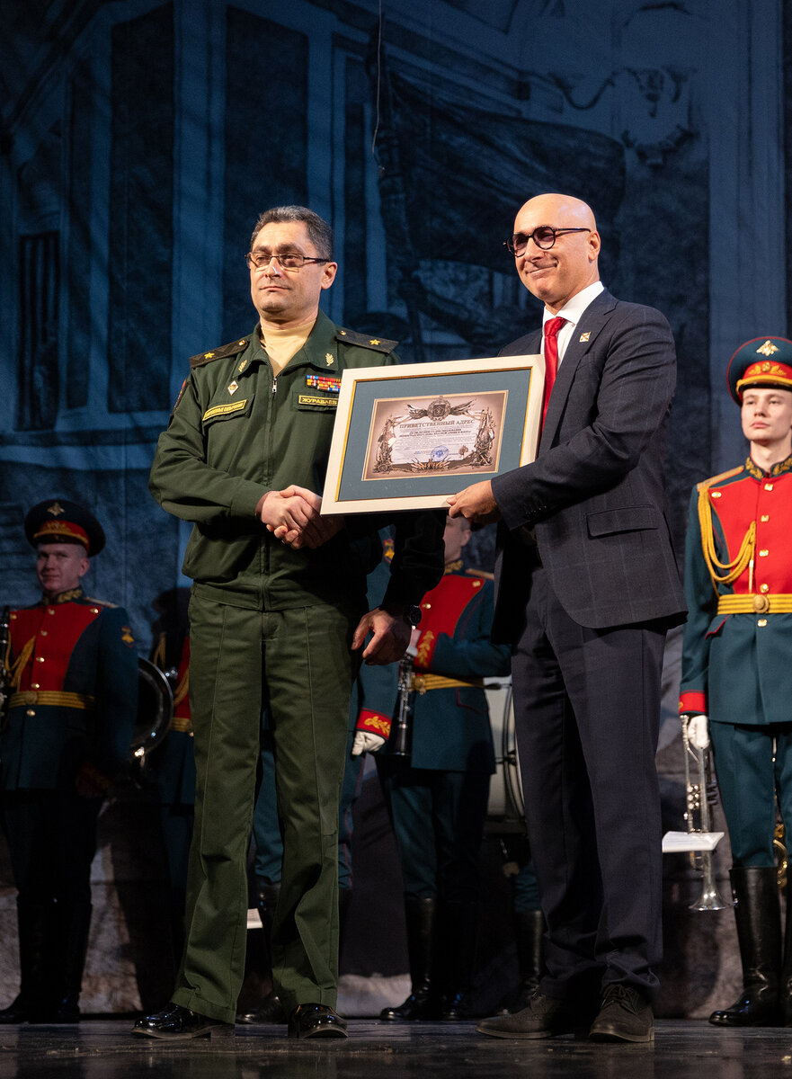 Награду из рук генерал-майора В. Журавлёва получает начальник ДО С. Кононов