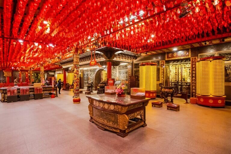 Затем полиция осмотрела место, где подозреваемый резал кабели. Войдя в храм Бога Земли, они благочестиво воскурили фимиам и помолились о скорейшем разрешении дела. (Shutterstock)