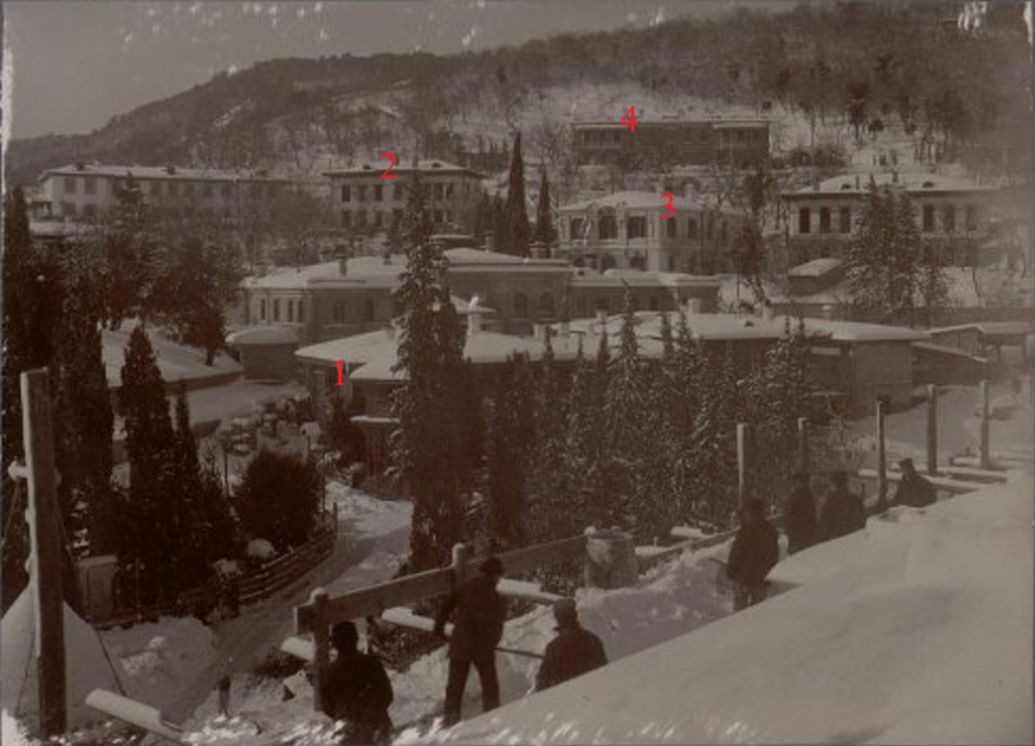 Рис. 1. Ливадия. Очистка снега. Фотограф: И.И. Семенов. Период создания: 17 января 1911 г. 1) Дом свитский. 2) Малый служебный дом. 3) Прачечная с комнатой для утюга. 4) Дом для высших офицеров охраны. Местонахождение: Федеральное государственное бюджетное учреждение культуры «Государственный исторический музей». Источник: https://goskatalog.ru/portal/#/collections?id=34774618