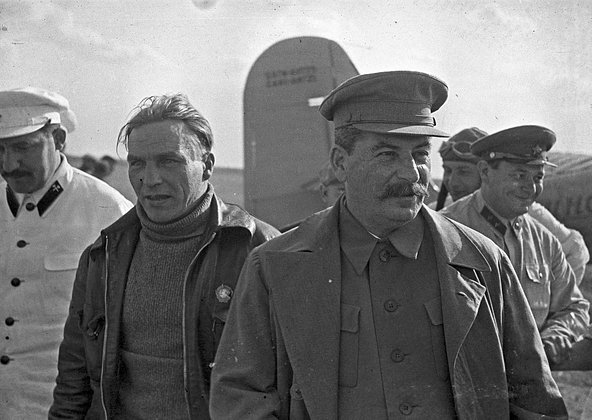    Валерий Чкалов (в центре,слева). Фото: Анатолий Гаранин / ТАСС