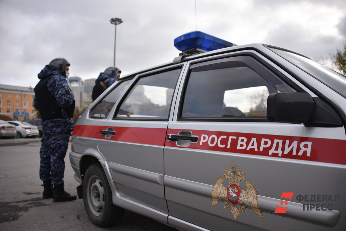 Во дворе одного из екатеринбургских бизнес-центров мужчина угрожал сжечь  себя из-за долга по ипотеке | УРАЛИТИ | Дзен