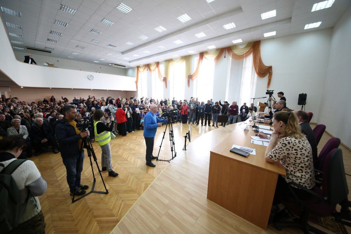  📷    Денис Паслер встретился с жителями Оренбурга, пострадавшими от паводка Кристина Просвиркина