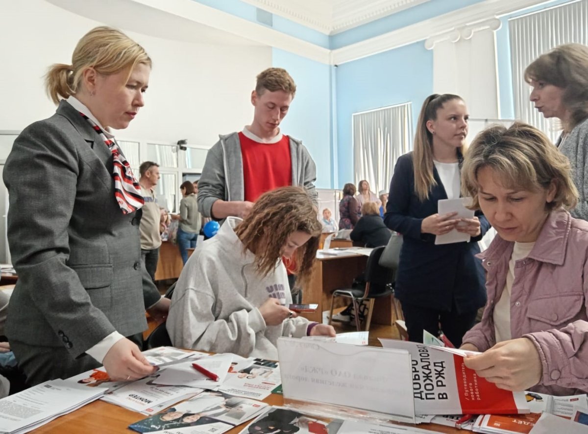 Астраханские железнодорожники присоединились к ярмарке трудоустройства |  АиФ-Астрахань | Дзен