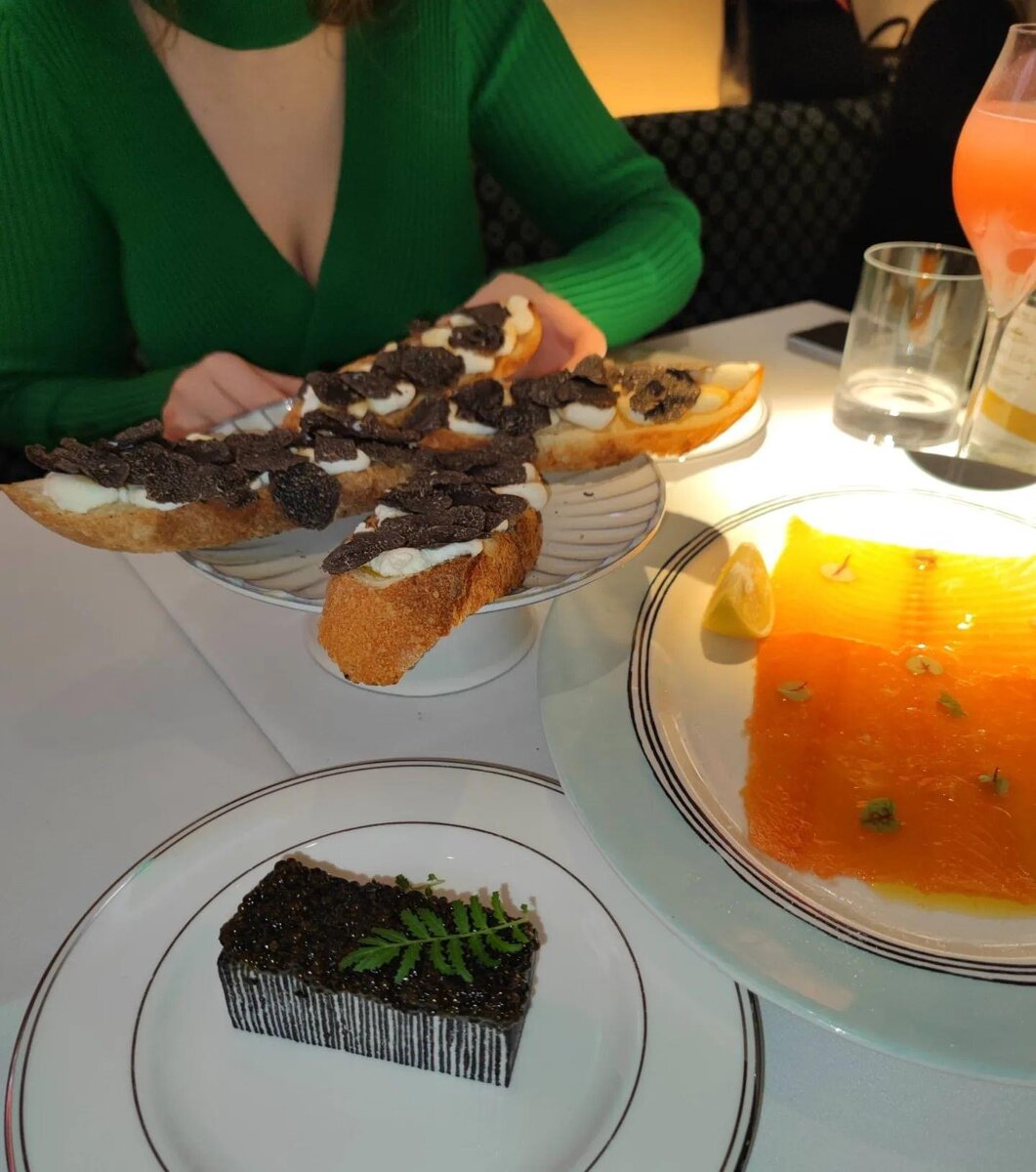 Амалия и ее стол. Здесь съедобно абсолютно все!