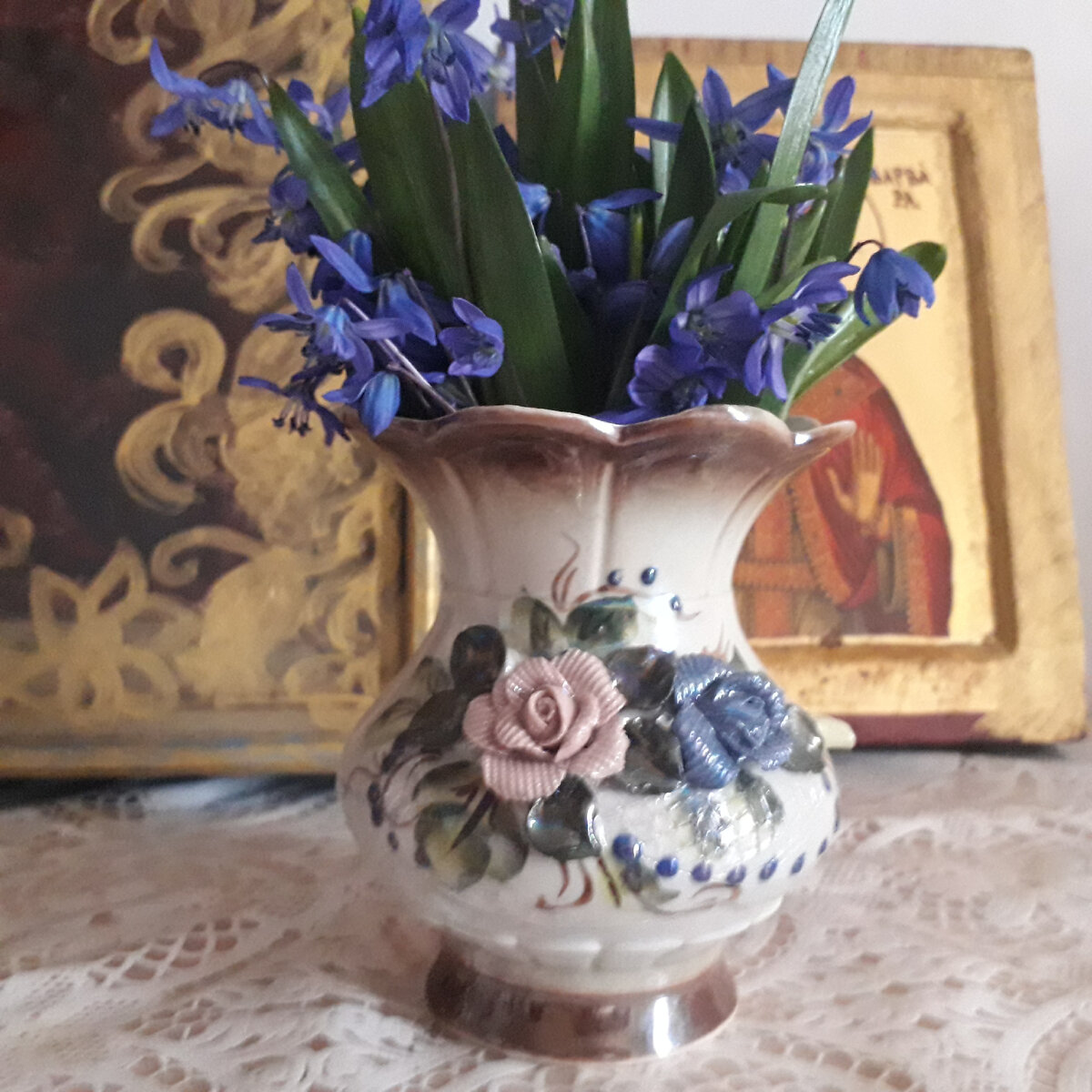 У нас великий пост, скоро пасха. В лесах появились первые первоцветы,говорящие о весне и приманивающие пчелок и прочих полезных насекомых