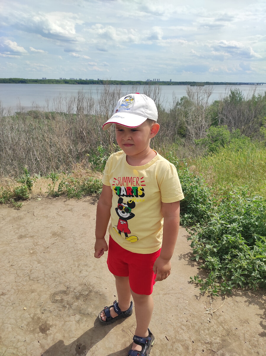 Сын на месте Алексеевского городища. Вид на Волгу очень красивый.