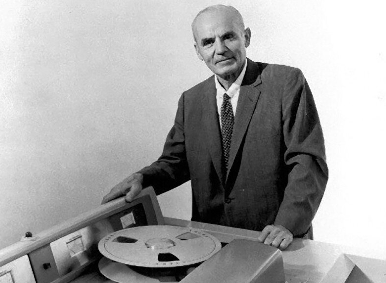 Александр Матвеевич Понятов.https://slanews.ru/137099/Nash-ili-ne-nash-14-marta-1956-goda-Aleksandr-Ponyatov-predstavil-v-SShA-pervyiy-v-mire-kommercheskiiy-videomagnitofon/