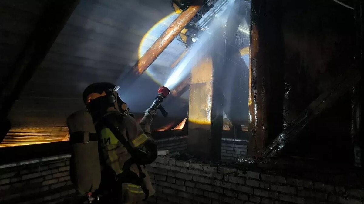 Пожарные спасают поликлинику от огня на юге Волгограда |  НовостиВолгограда.ру | Дзен