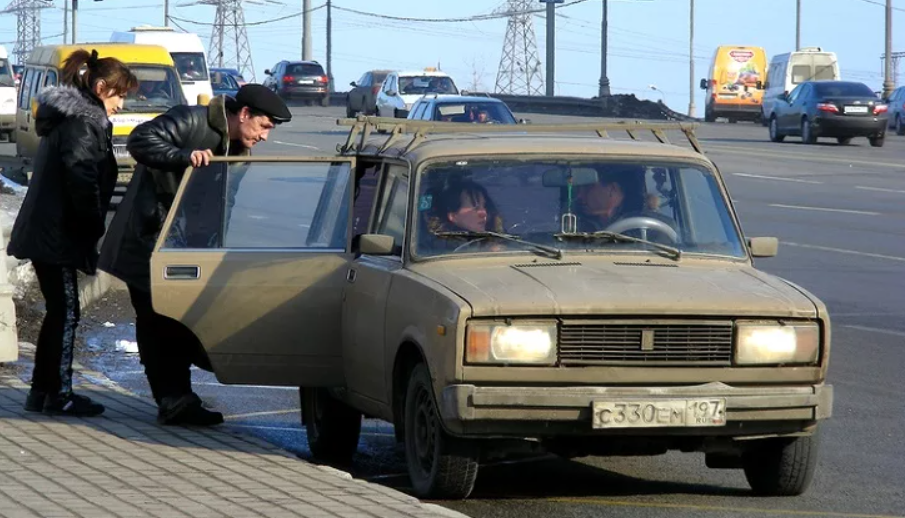 Посадка пассажира в такси. Посадка пассажиров. Посадка пассажира в автомобиль. Высадка пассажира из автомобиля. Посадка высадка пассажиров.