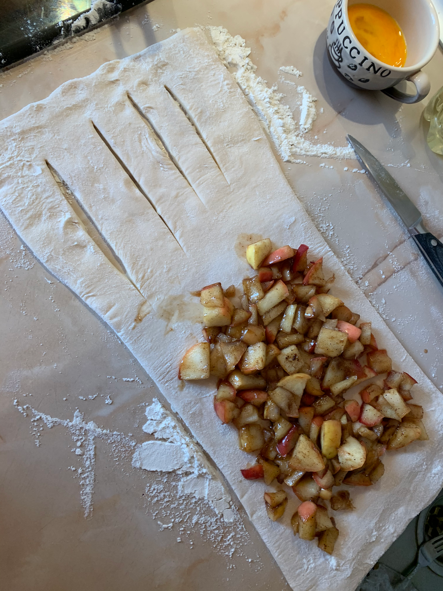 Яблочный пирог в стадии процесса