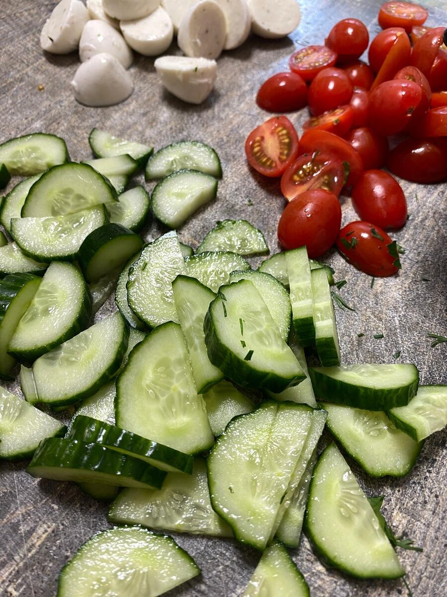 Простой салат со свекольными листьями и сырными шариками🍲моцареллы в  пряных травах. | Кухня. Кофе.Каблуки. | Дзен