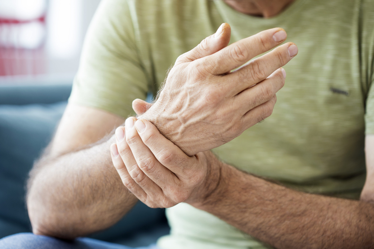 Течение ревматоидного артрита у мужчин имеет вои особенности. Нередко данное заболевание приводит к стойкой инвалидности и проблемам.