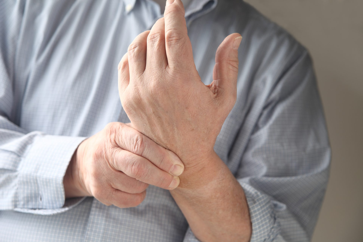 Течение ревматоидного артрита у мужчин имеет вои особенности. Нередко данное заболевание приводит к стойкой инвалидности и проблемам.-2