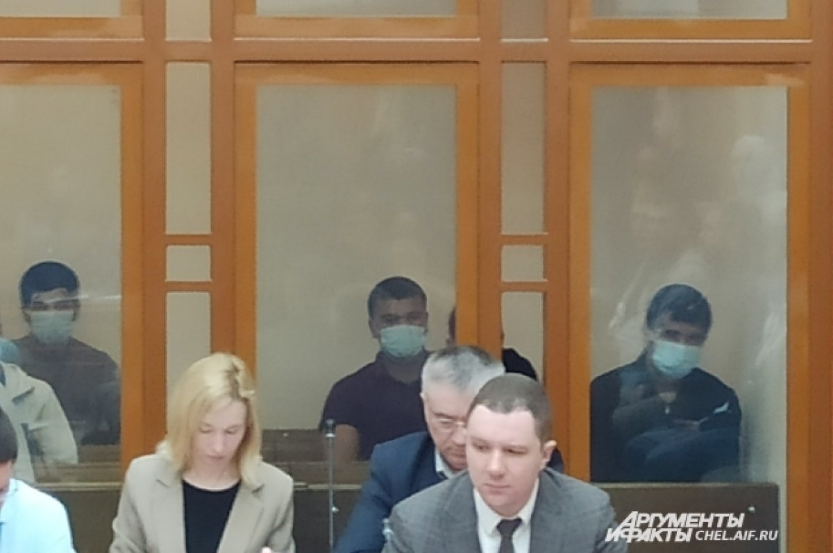    Подсудимые спрятали лица за медицинскими масками.