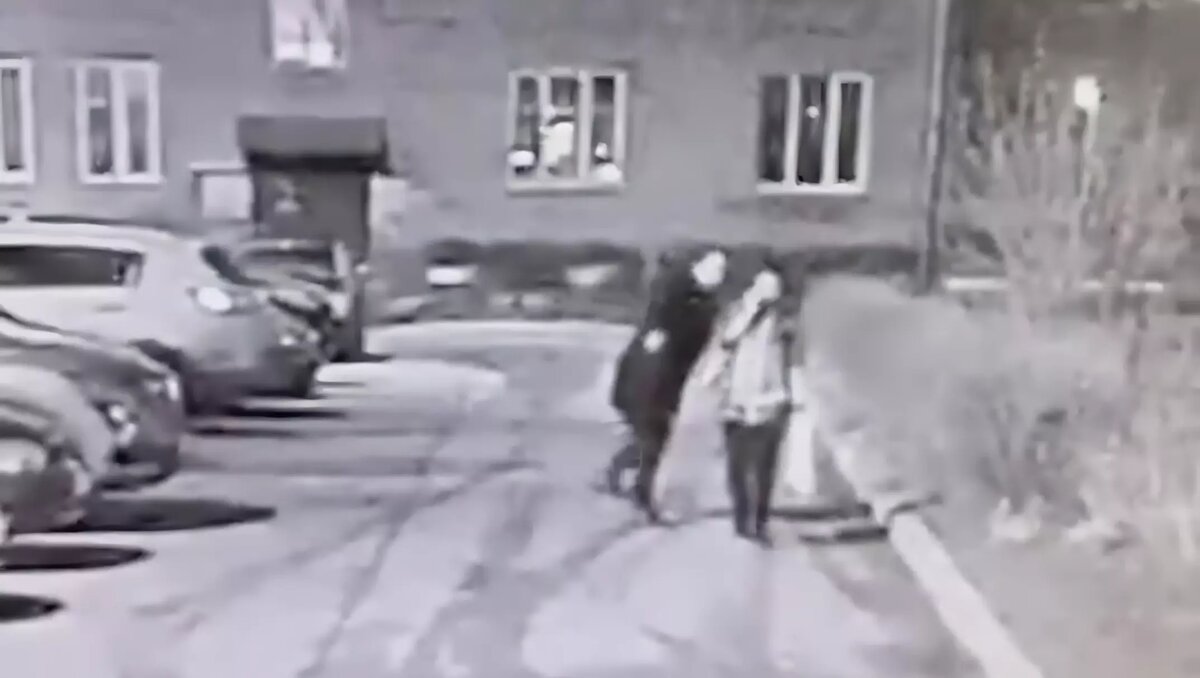     В подмосковном Монино Щелковского района полиция ищет «химика», который обливает девушек кислотой. За два дня кислотный маньяк совершил по меньшей мере три нападения. Местные жители напуганы, и стараются не гулять по одиночке. Одно из нападения попало в поле зрения камеры видеонаблюдения.