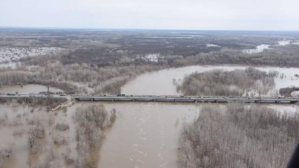     Мэр Оренбурга Сергей Салмин попросил массово эвакуироваться. Население услышало сирены в городе, передает чиновник в своем Telegram-канале.